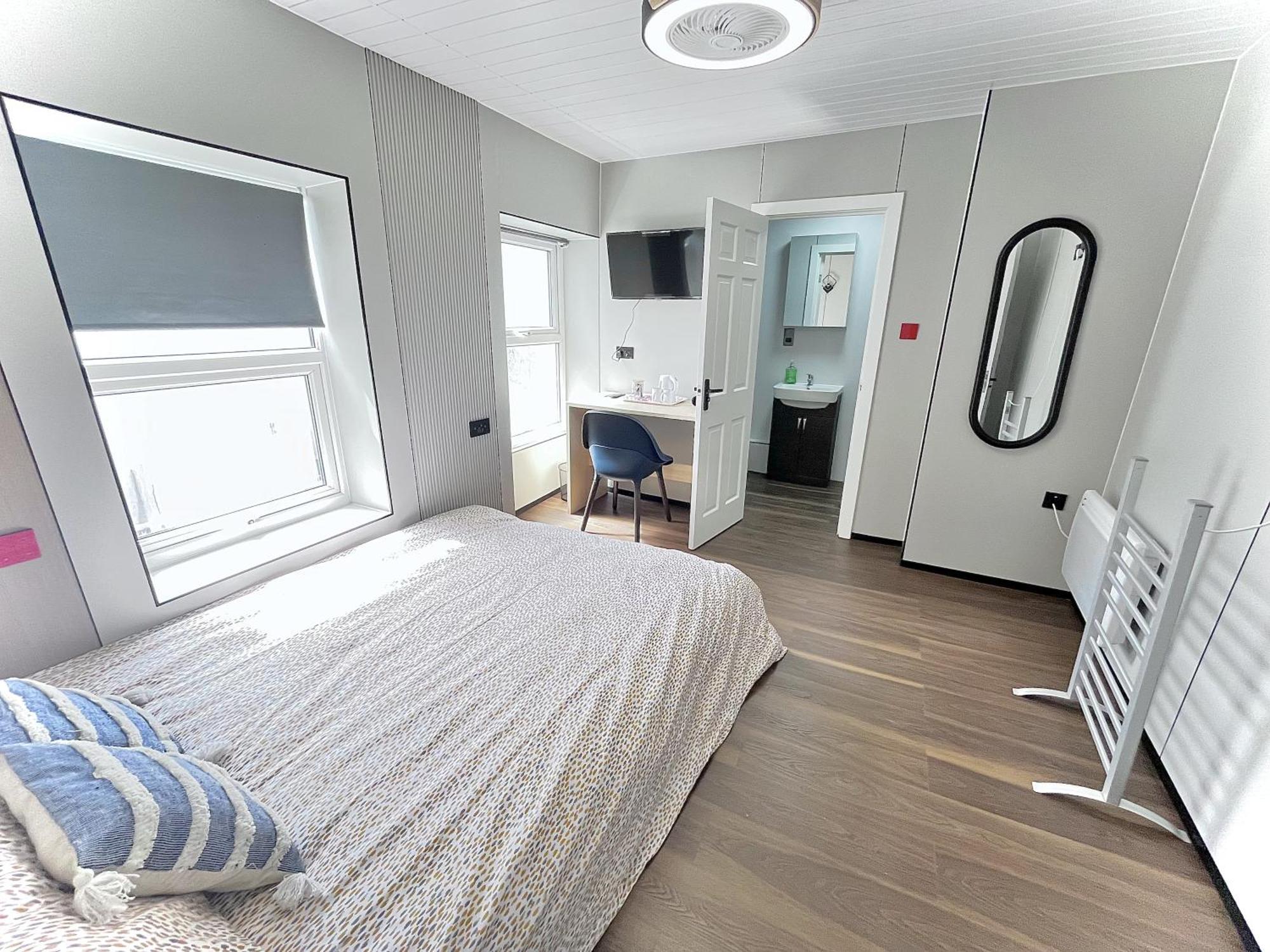 Welsh Holiday Accommodation - Modern Living 彭布罗克 外观 照片